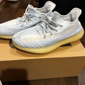 YEEZY 350 v2 cloud white size 9